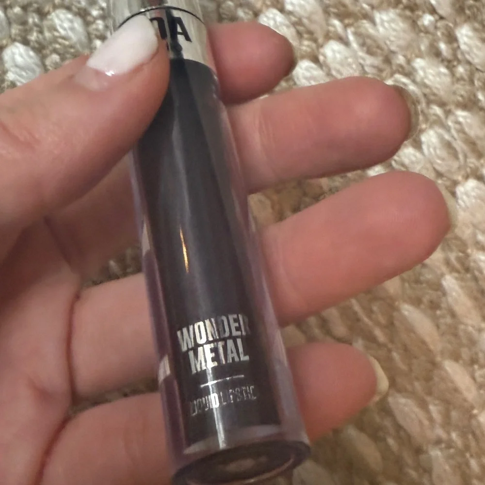 AOA Studio Wonder Metal liquid lipstick in the shade 
